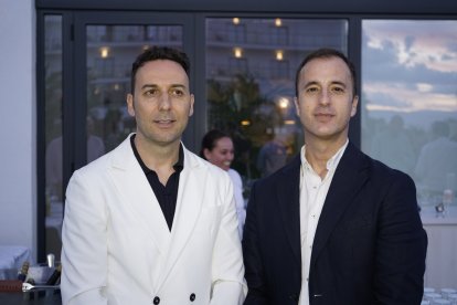 El director comercial de La Voz y Cadena SER Almería, Ricardo Céspedes, y el director general de Cabogata Beach, José del Valle.