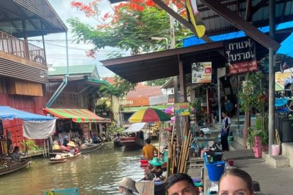 Robertone, en Tailandia, con su mujer.