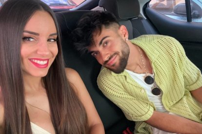 Arnau Puigmal con su pareja almeriense, Rocío Simón, rumbo a la boda de Pozo.