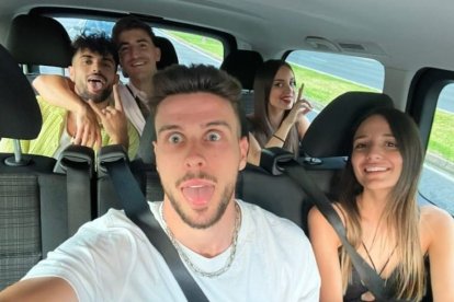 Una imagen divertida de Fuoli rumbo a la boda de Pozo.