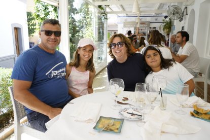 Francisco, María y las dos Elenas han venido desde Murcia para disfrutar de las fiestas.