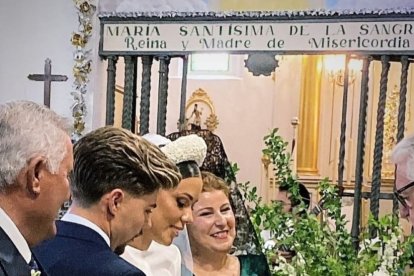 En el altar durante el momento más especial de sus vidas.