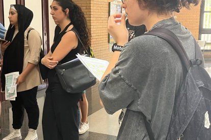 Estudiantes repasando antes de entrar al examen