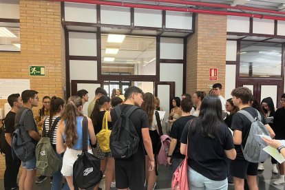 Los estudiantes se reúnen frente al aula para comenzar el examen de Historia de España