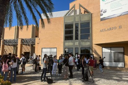 Los estudiantes en el descanso entre los exámenes de Lengua Castellana y Literatura e Historia de España