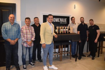 Los representantes de Castillo de Tabernas, Macar y El Homenaje, presentando los vinos.