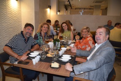 Marcos Escánez y Francisco Pérez Ferrón, con parejas y acompañantes.