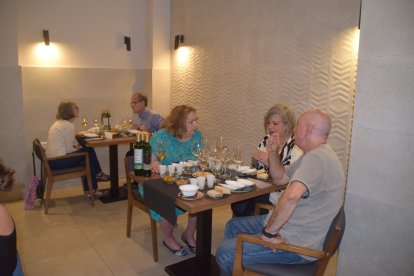 Asistentes a la cata que se puso el cartel de no hay billetes.