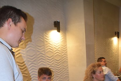 Ricardo Ruiz, sirviendo el fino en rama de Tío Pepe.