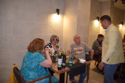 El enólogo comentando los vinos con los comensales.