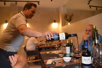 Ricardo Ruiz  sirviendo el reserva 2014 de Bodegas Beronia: una sorpresa de vino.