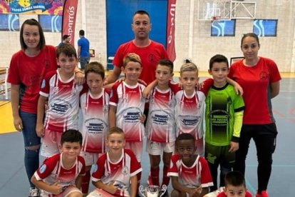 Los prebenjamines del Alhama posan con la Copa.