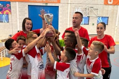 Los pequeños disfrutando de la Copa de Almería.