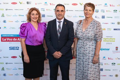 Ana María Ruiz, José Miguel Hernández, alcalde en funciones, y Paqui Pardo, del Ayuntamiento de La Mojonera.