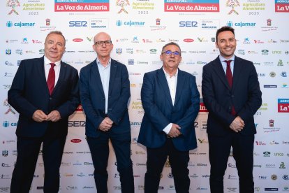 Joaquín Cabello y José Manuel, Sánchez, entre Pedro M. de la Cruz y Ricardo Céspedes.