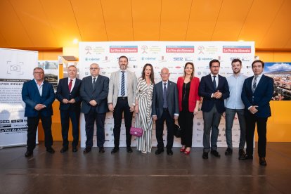 El staff de LA VOZ, junto al diputado provincial Ángel Escobar, la delegada de la Junta, Aranzazu Martín y los alcaldes en funciones de Adra, Roquetas, Vícar, El Ejido, Cuevas del Almanzora y La Mojonera.