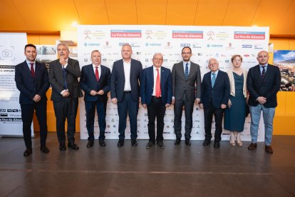 Ricardo Céspedes, Juan Fernández-Aguilar, Pedro M. de la Cruz, José Luis Martínez y Antonia Sánchez Villanueva, junto a Antonio Hernando, el senador Antonio Martínez y los alcaldes en funciones de Cuevas y Vícar.