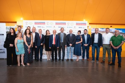 Los ayuntamientos de Vícar y Cuevas, junto al candidato socialista Antonio Hernando y el senador Antonio Martínez.