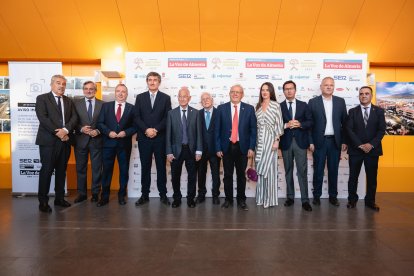 El staff de LA VOZ, junto al diputado Ángel Escobar, la delegada de la Junta, Aránzazu Martín, y los alcaldes en funciones de Adra, Roquetas, Vícar, El Ejido, Cuevas del Almanzora y La Mojonera.