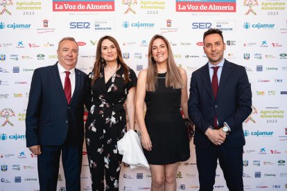 Tania López y Beatriz Molina, marketing y comunicación e innovación respectivamente de Grupo La Caña, con Pedro M. de la Cruz y Ricardo Céspedes.