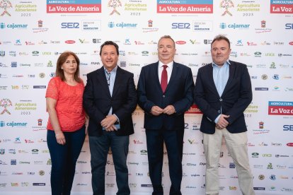 María Martín y José Antonio Fernández, con Pedro M. de la Cruz y Salva Moya.