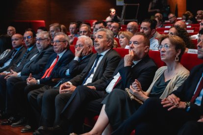 Autoridades y responsables de LA VOZ, en primera fila.