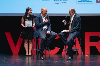 Jacinto Castillo charla sobre el escenario con Cristóbal Marín, presidente de Campoejido.