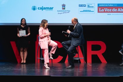 Jacinto Castillo charla sobre el escenario con Antonia Sánchez Caparrós, directora comercial de Producción Ecológica de Caparrós Nature.