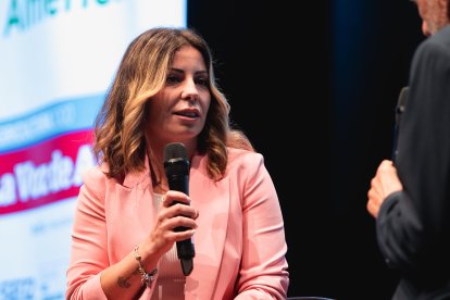 Jacinto Castillo charla sobre el escenario con Antonia Sánchez Caparrós, directora comercial de Producción Ecológica de Caparrós Nature.