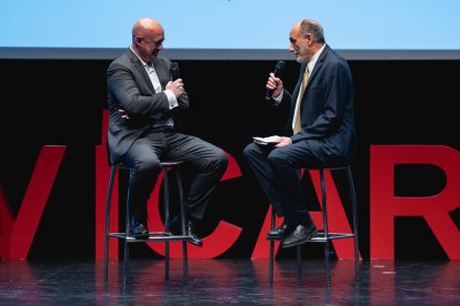 Jacinto Castillo entrevistando a Manuel Gómez, director general de Ginegar.