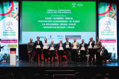 Premio al Compromiso al Sector Agrícola para diez agroalcaldes de Almería.