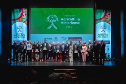 Foto de familia con los premiados.