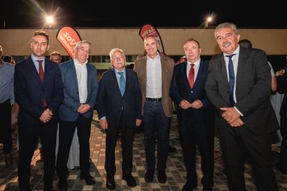 Ricardo Céspedes, director comercial de La Voz; José Luis Martínez, editor de La Voz; Pedro M. De la Cruz, director de La Voz; Juan Fernández, consejero delegado de La Voz; y Antonio Fernández y Jorge Mora, de FCC Medio Ambiente.