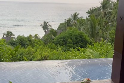 Una piscina espectacular con vistas al océano.