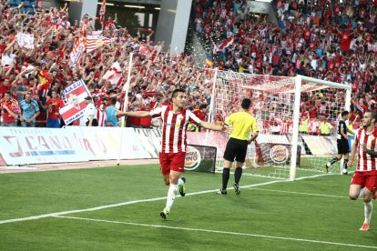 Celebrando uno de sus goles.