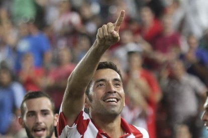 Menuda pareja con Aleix Vidal.