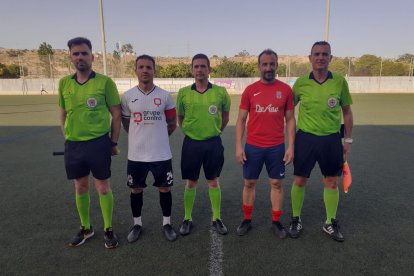 Capitanes y árbitros de la final de Primera.