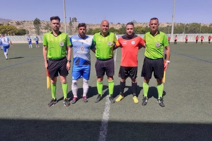 Capitanes y árbitros de la final de Segunda.