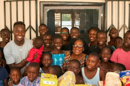Appiah con los niños y niñas de Caring Home Village.