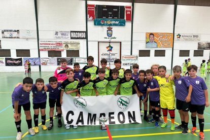 El Almería ganan en alevines y posa con Pechina.