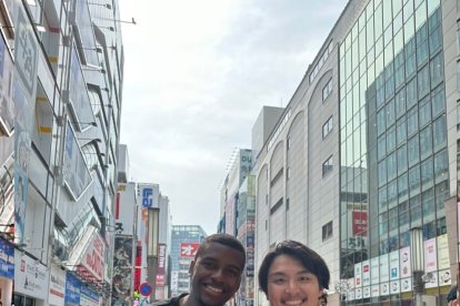 Sergio Akieme le entregó una camiseta a un amigo que está en Tokio.