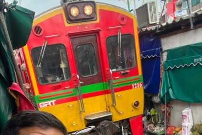 En el mercado de Tailandia por donde pasa el tren.
