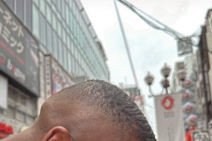 Sergio Akieme y una foto curiosa en Tokio.