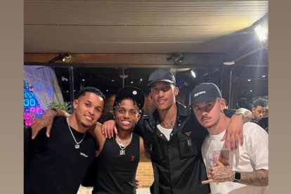 Los amigos de toda la vida con Lázaro Vinicius.