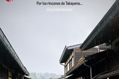 Bajo la lluvia en Japón Akieme y su pareja.