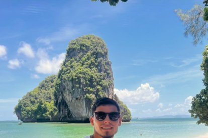 Lucas Robertone en las playas de Phi Phi.