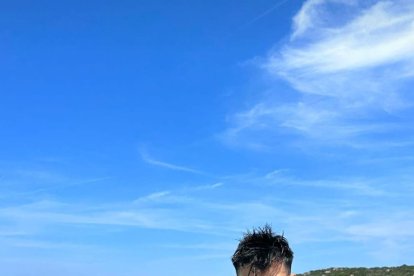Arnau Puigmal en una playa impresionante.