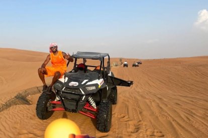 Dyego Sousa en el desierto de Dubai.