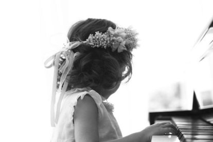 Bianca toca el piano.