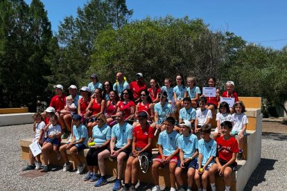 Los jóvenes tenistas posan para el cierre del curso.